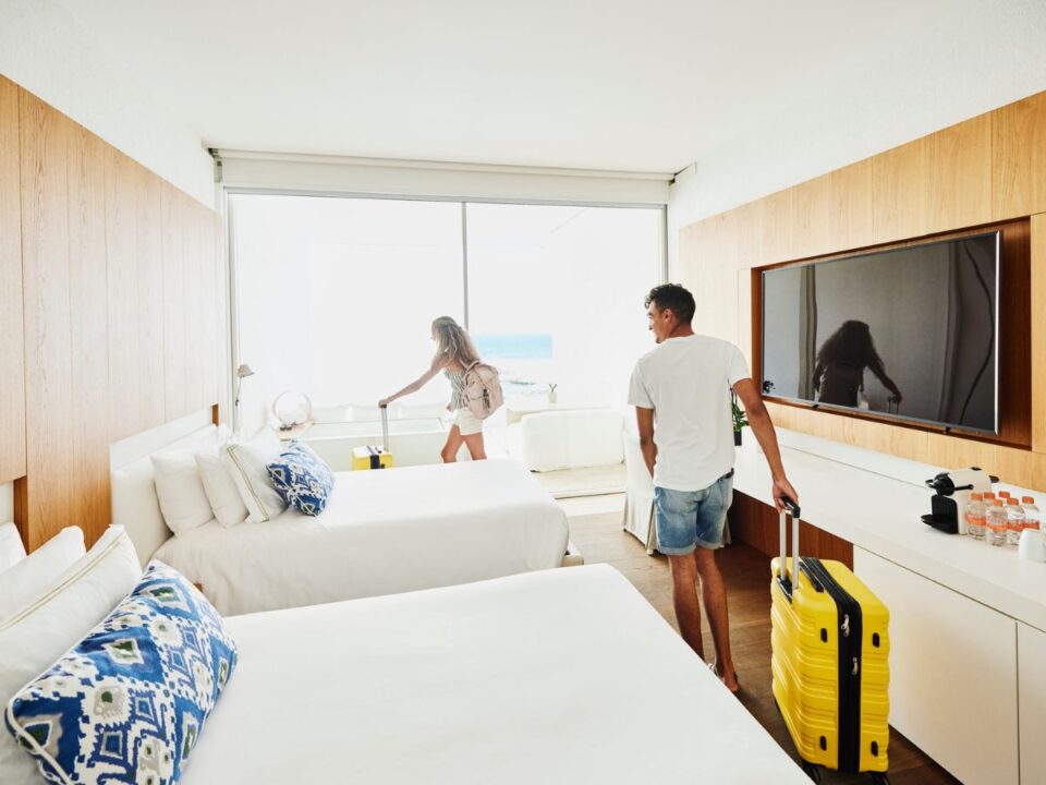 szallodai-vizforralo-higienia - Nők Lapja hotelszoba-ajto-torolkozo