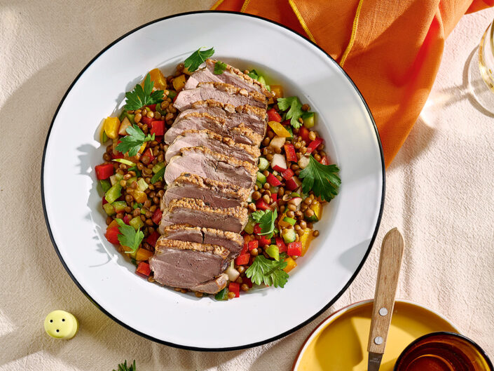 Rozmaringos, fokhagymás kacsamell zöldséges lencsesalátával