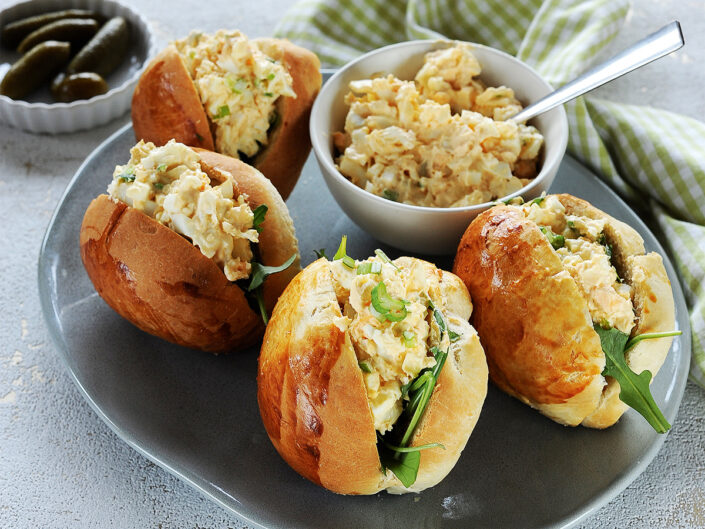 Vendégváró falatkák: házi buci kapribogyós tojáskrémmel