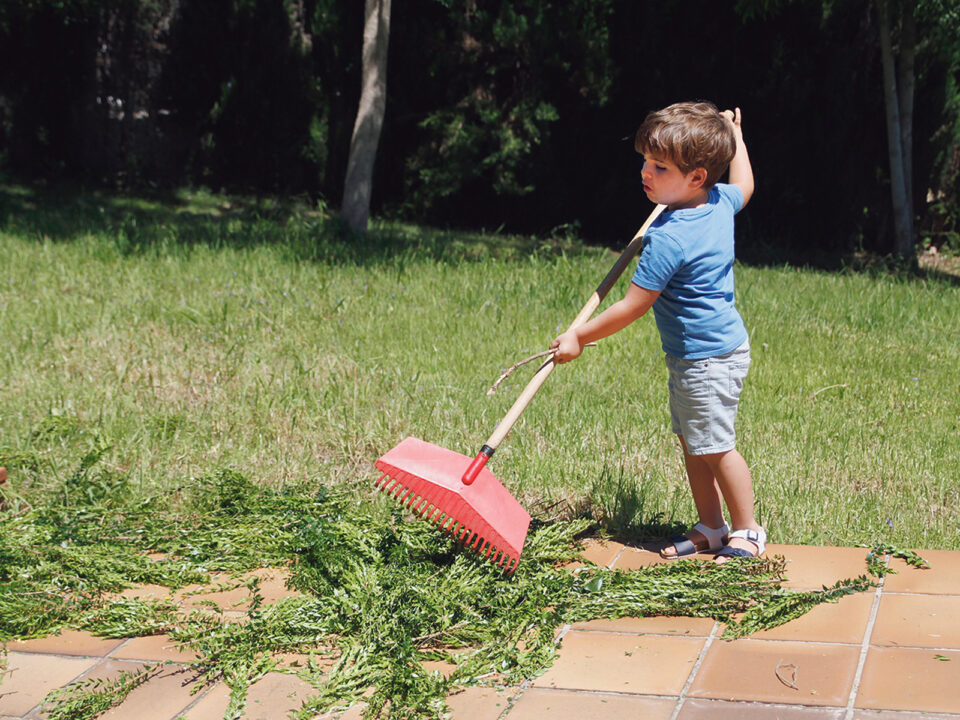 Little Boy Gardening At Backyard - Nők Lapja