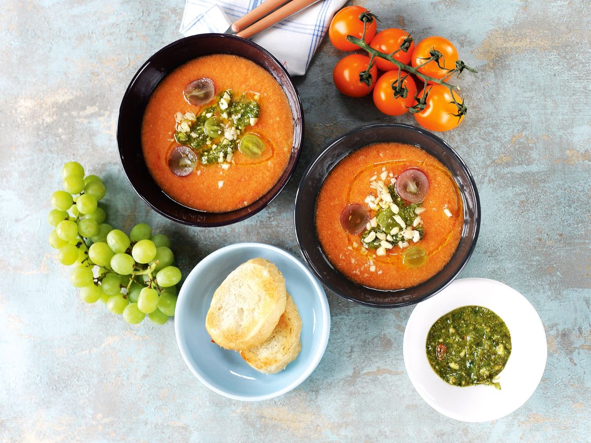 Szőlős, mandulás salmorejo (andalúz paradicsomleves)