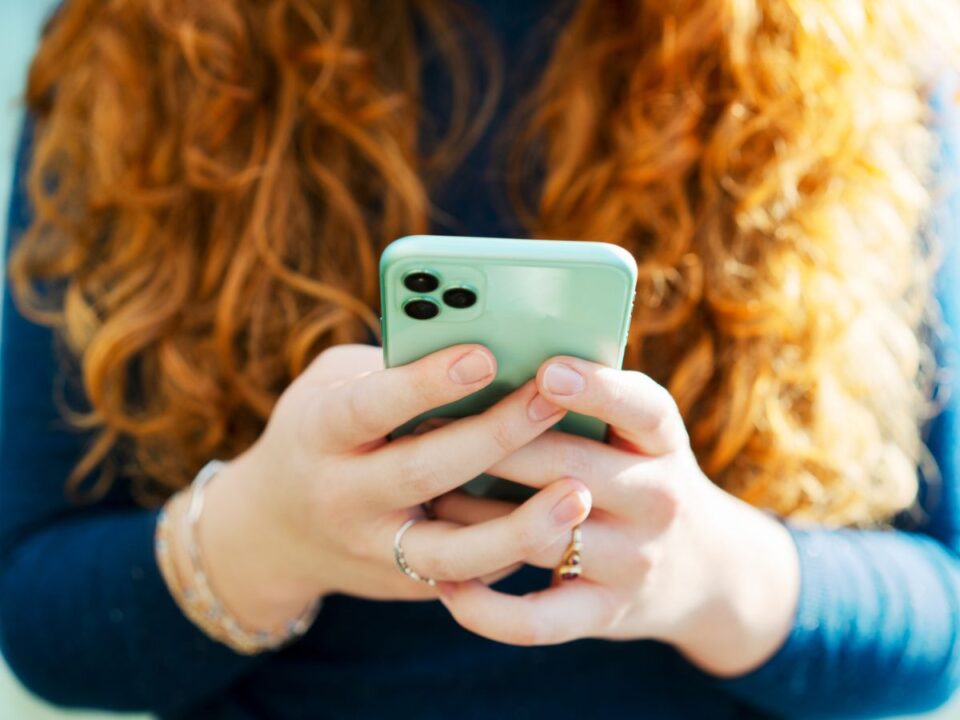 csetelési hiba kapcsolatok online kommunikáció üzenetküldés mobiltelefon rövidítések