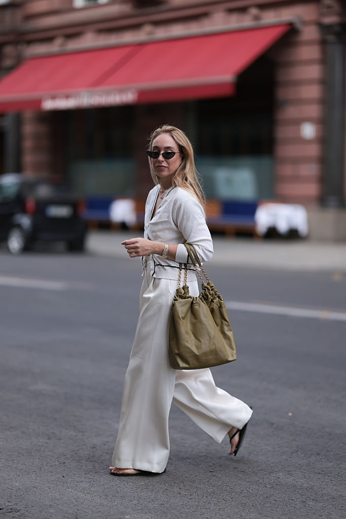 feher-nadrag-stilusosan-50-felett - Nők Lapja - Nők Lapja fehér nadrág stílusosan 50 felett