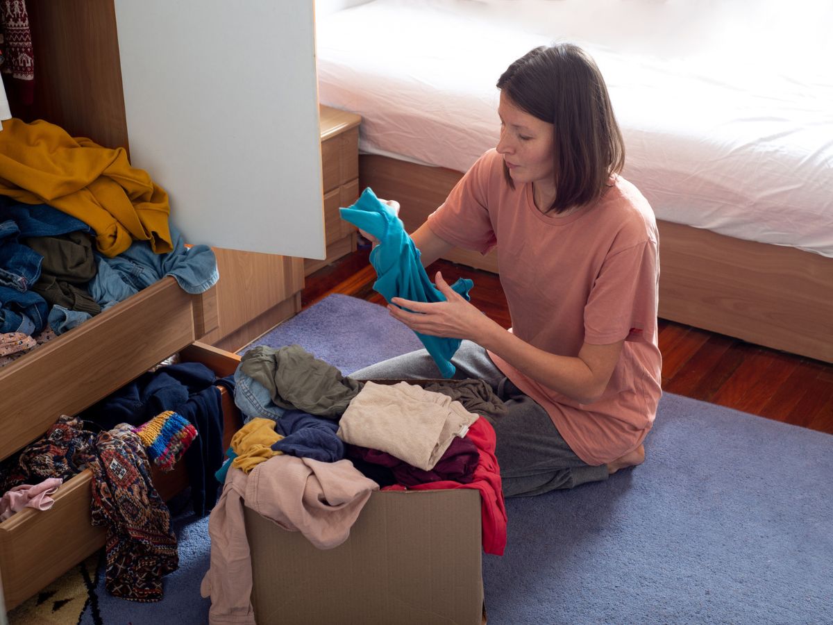 hálószoba, szekrény, ruhák, rendetlenség