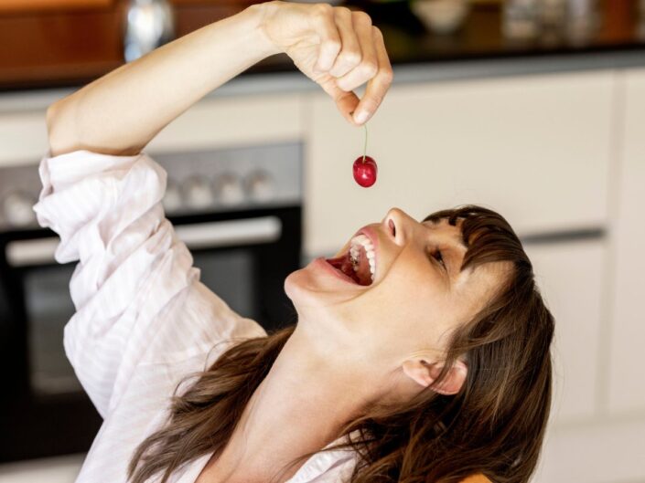 kukacos csersznye nő cseresznyét eszik