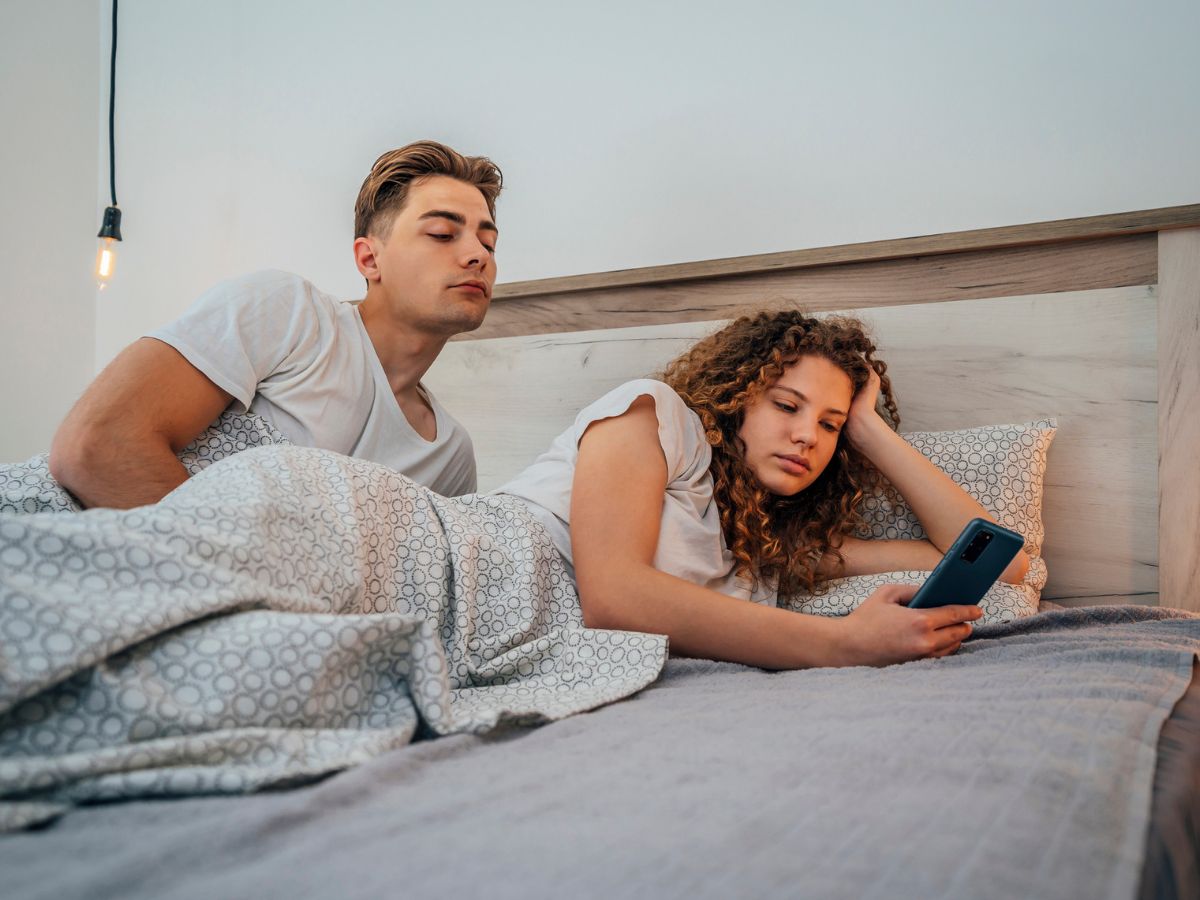 párkapcsolat telefon jelszó megosztása bizalom