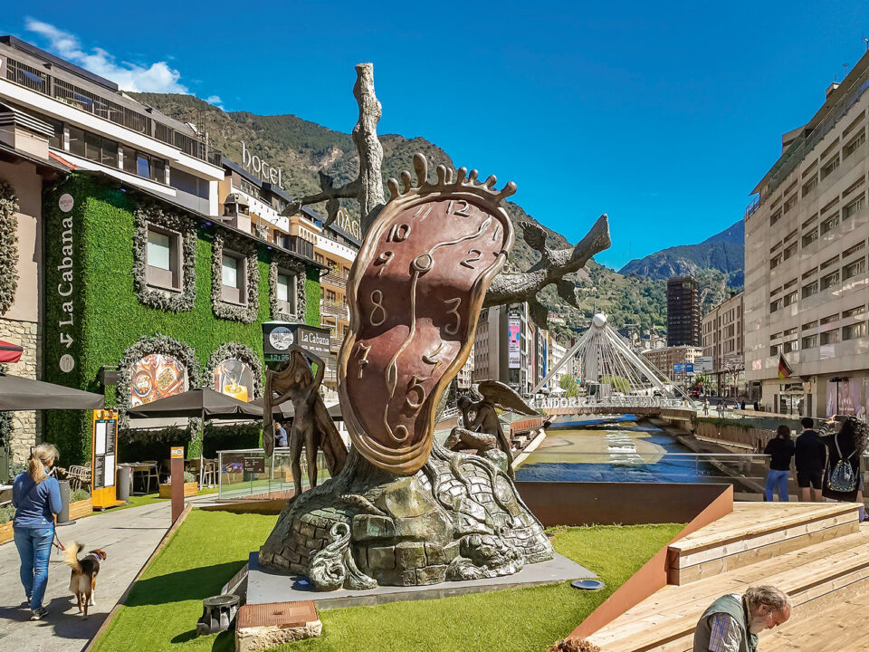 Nobility on time sculpture by Salvador Dali in Andorra - Nők Lapja