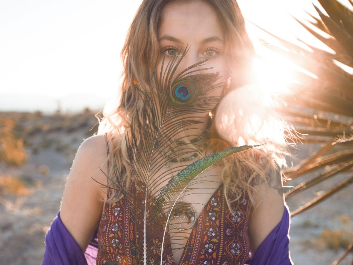 spirituális nő, pávatoll