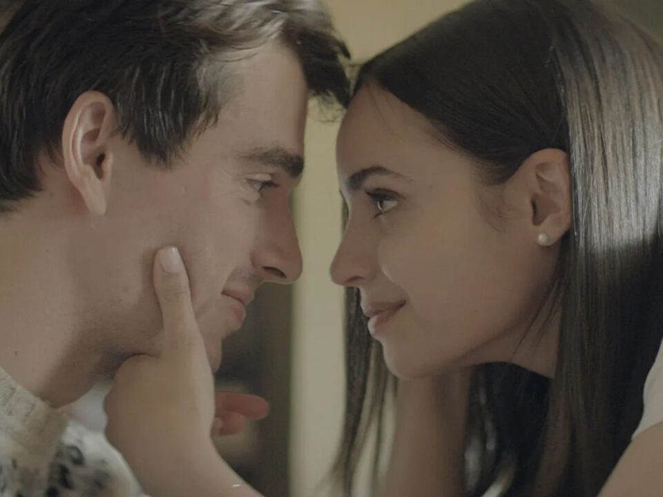 augusztusi-streaming-ajanlo - Nők Lapja Sofia Carson és Corey Mylchreest