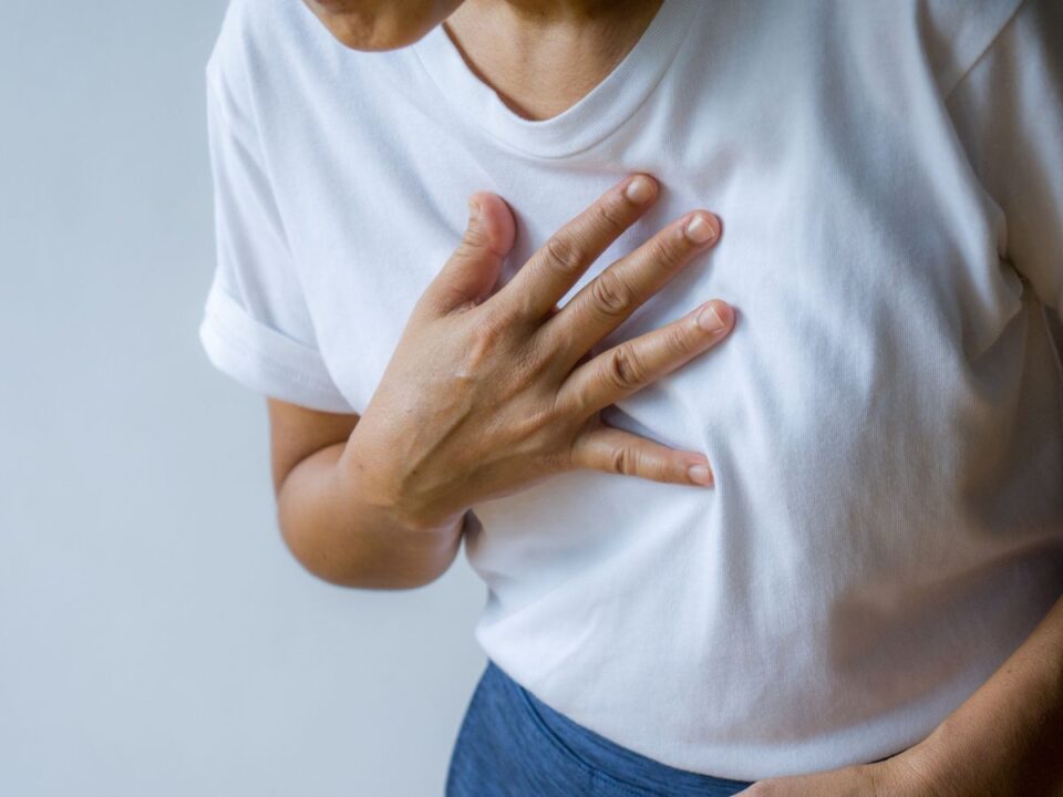 fiatal nő mellkas fájdalom