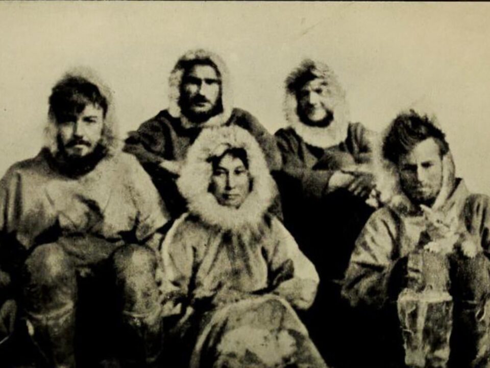 ada-blackjack-eszaki-sark-tuleles-expedicio - Nők Lapja A Vrangel-expedíció tagjai, középen Ada Blackjack