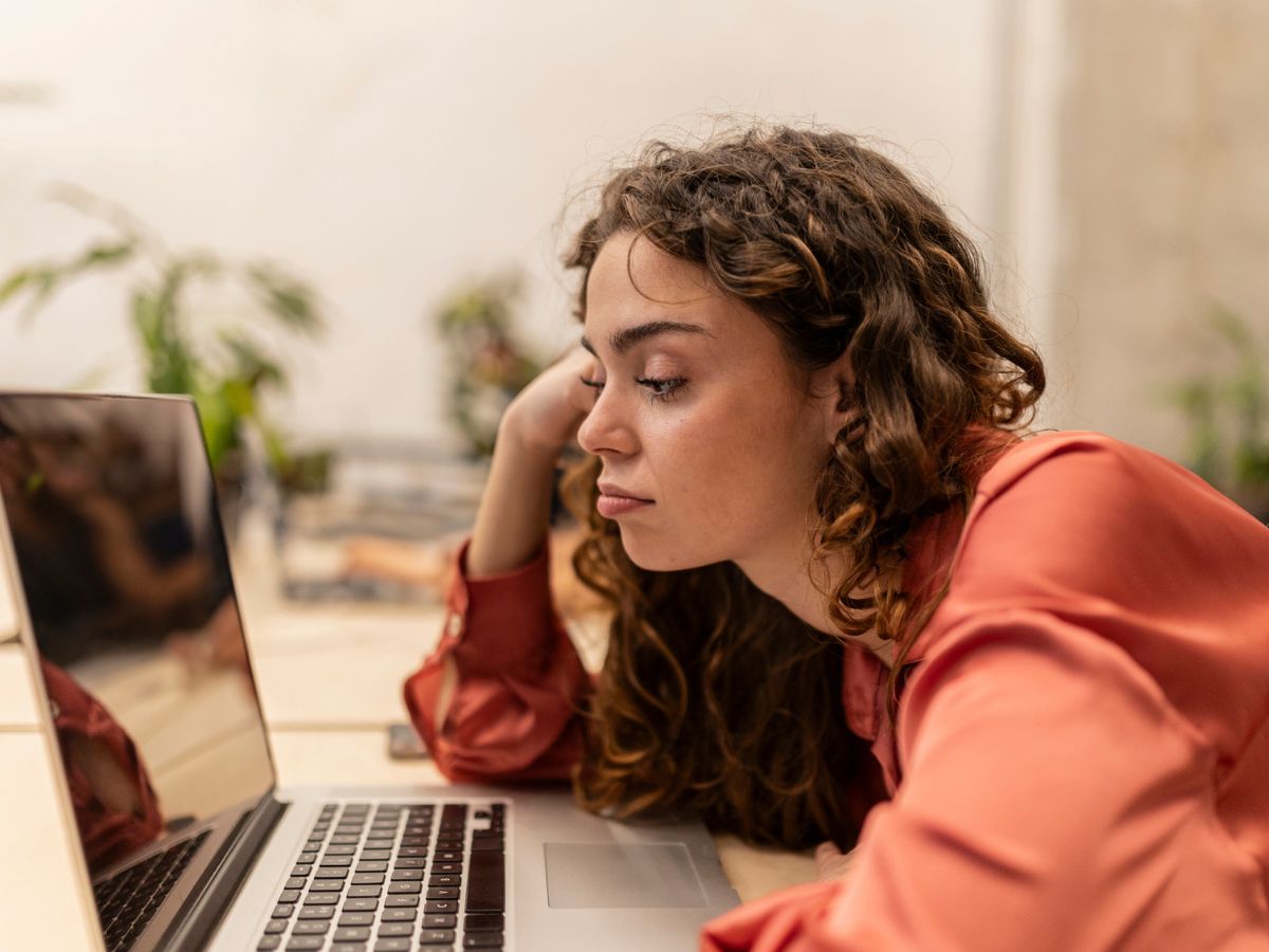 a-lusta-emberek-kifogasai-7-mondat-latszatmunka 1 - Nők Lapja - Nők Lapja unatkozó nő laptop előtt munka