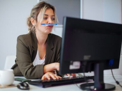 unatkozó nő laptop előtt munka