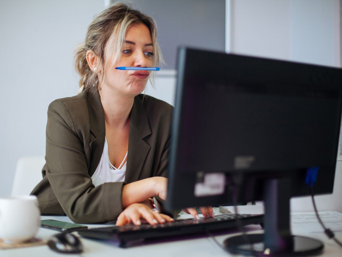 unatkozó nő laptop előtt munka