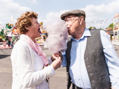 idős pár férfi nő vattacukor vásár szerelem