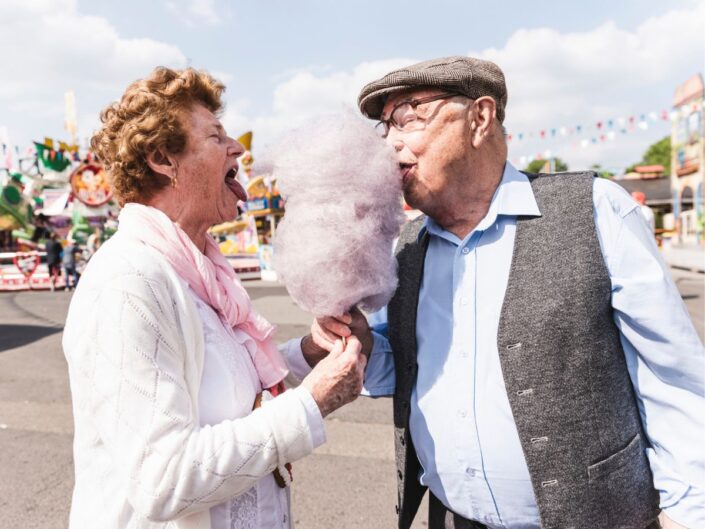 idős pár férfi nő vattacukor vásár szerelem