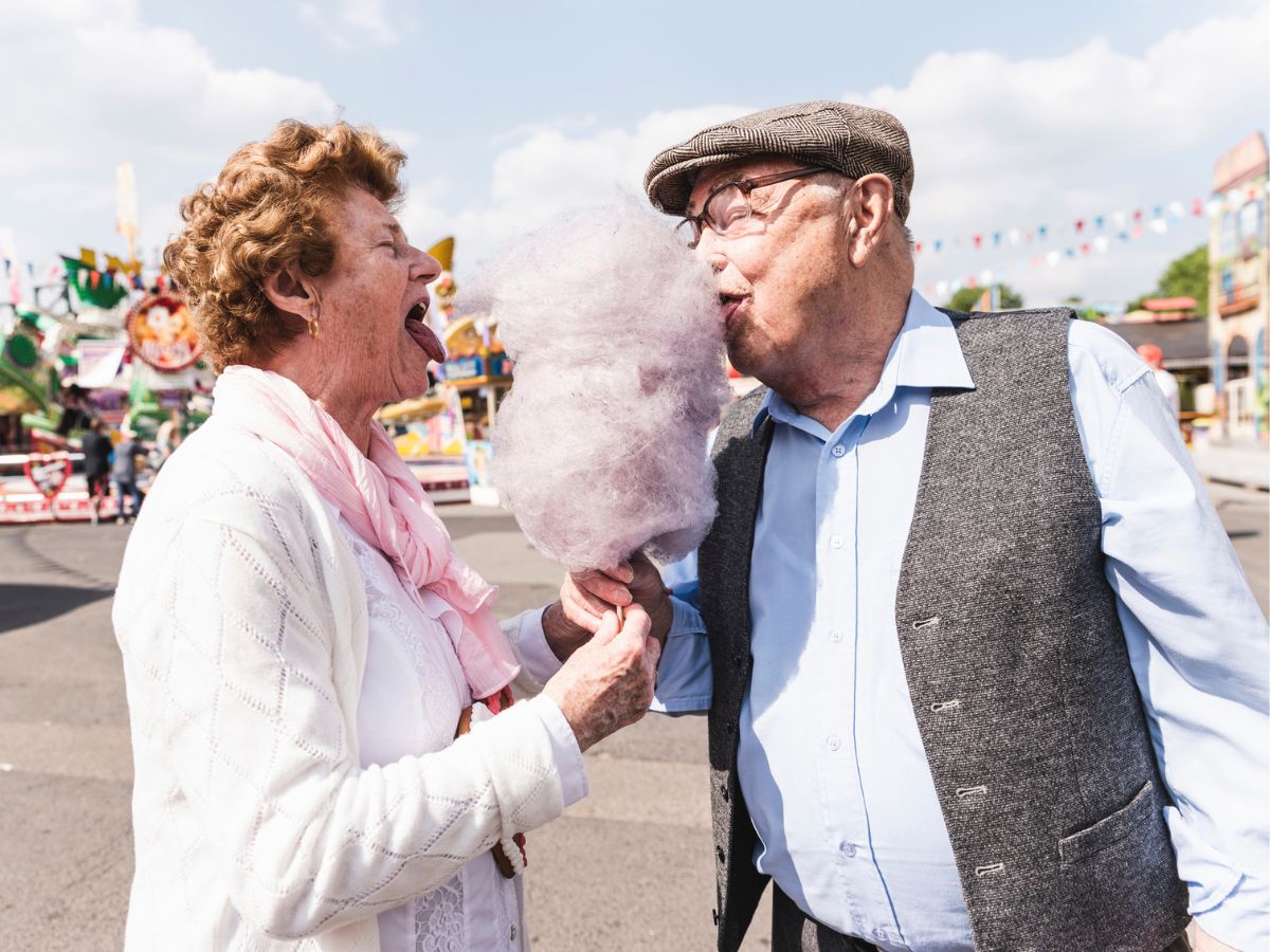 idős pár férfi nő vattacukor vásár szerelem