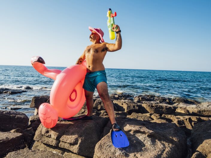 strandoló férfi strandjátékokkal