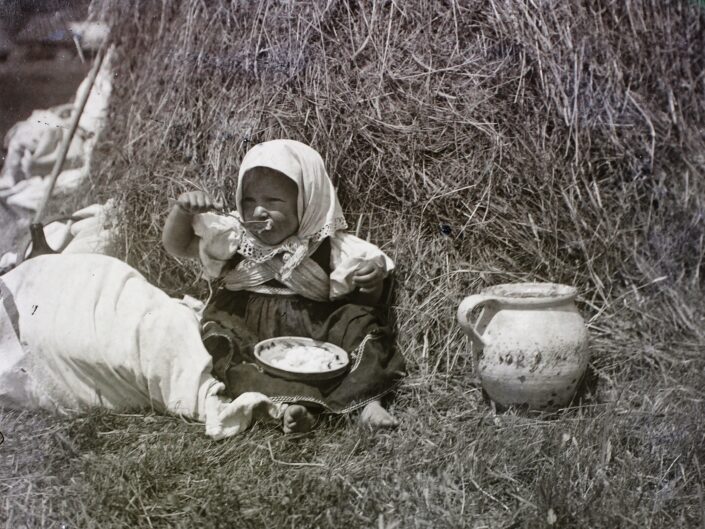 archív képen kisgyerek eszik
