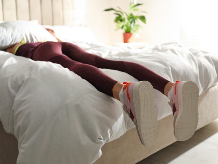 nő fekszik az ágyon edzés helyett