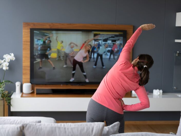 nő otthon tornázik tévé