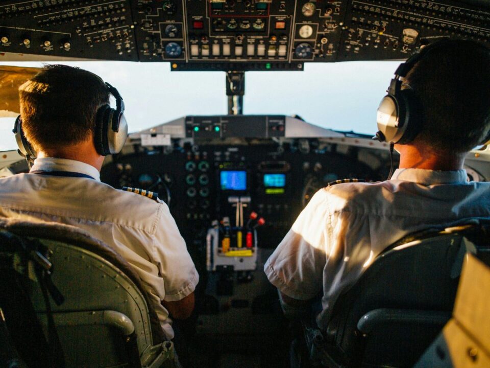 mobiltelefon repülőgép üzemmód bekapcsolás repülés veszély pilóta 