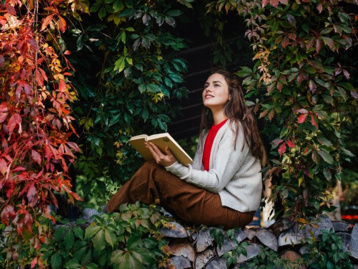 fiatal nő erdőben olvas könyv ősz