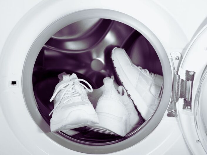 fehér sportcipő mosógép