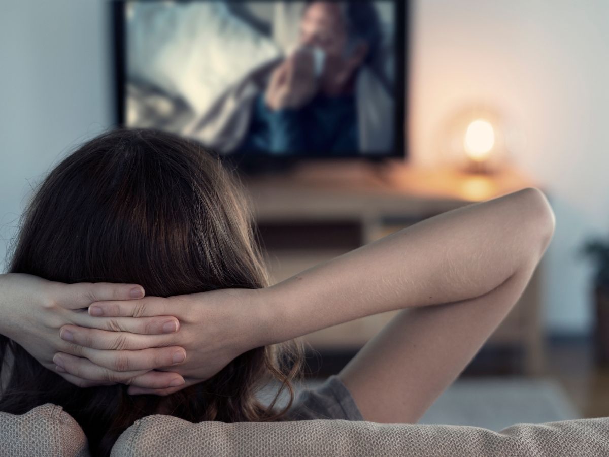 augusztusi-streaming-ajanlo - Nők Lapja nő otthon filmet néz