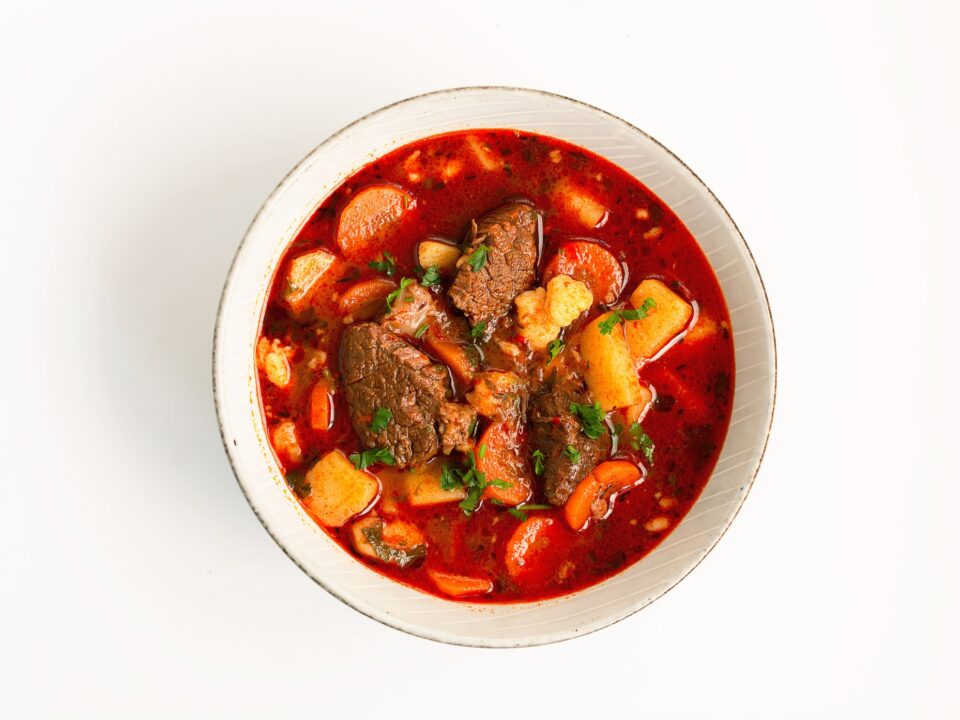 gulyasleves-recept - Nők Lapja gulyásleves zöldségekkel paprikásan