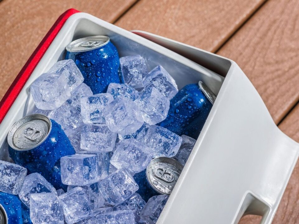 hűtőtáska vízzel és jéggel