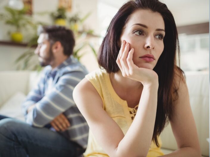 pár némán ül és a távolba néz