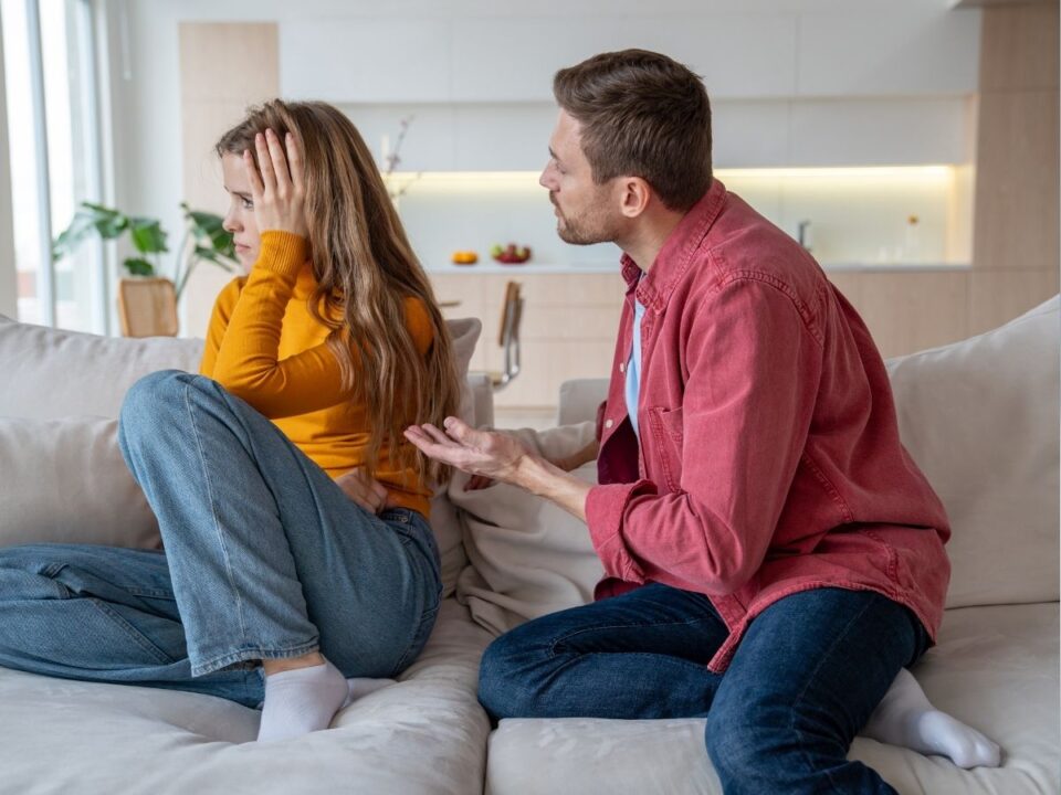 pár vitatkozik egymással nő hátat fordít a férfinak