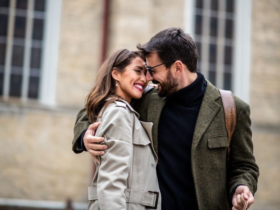 boldog pár az utcán