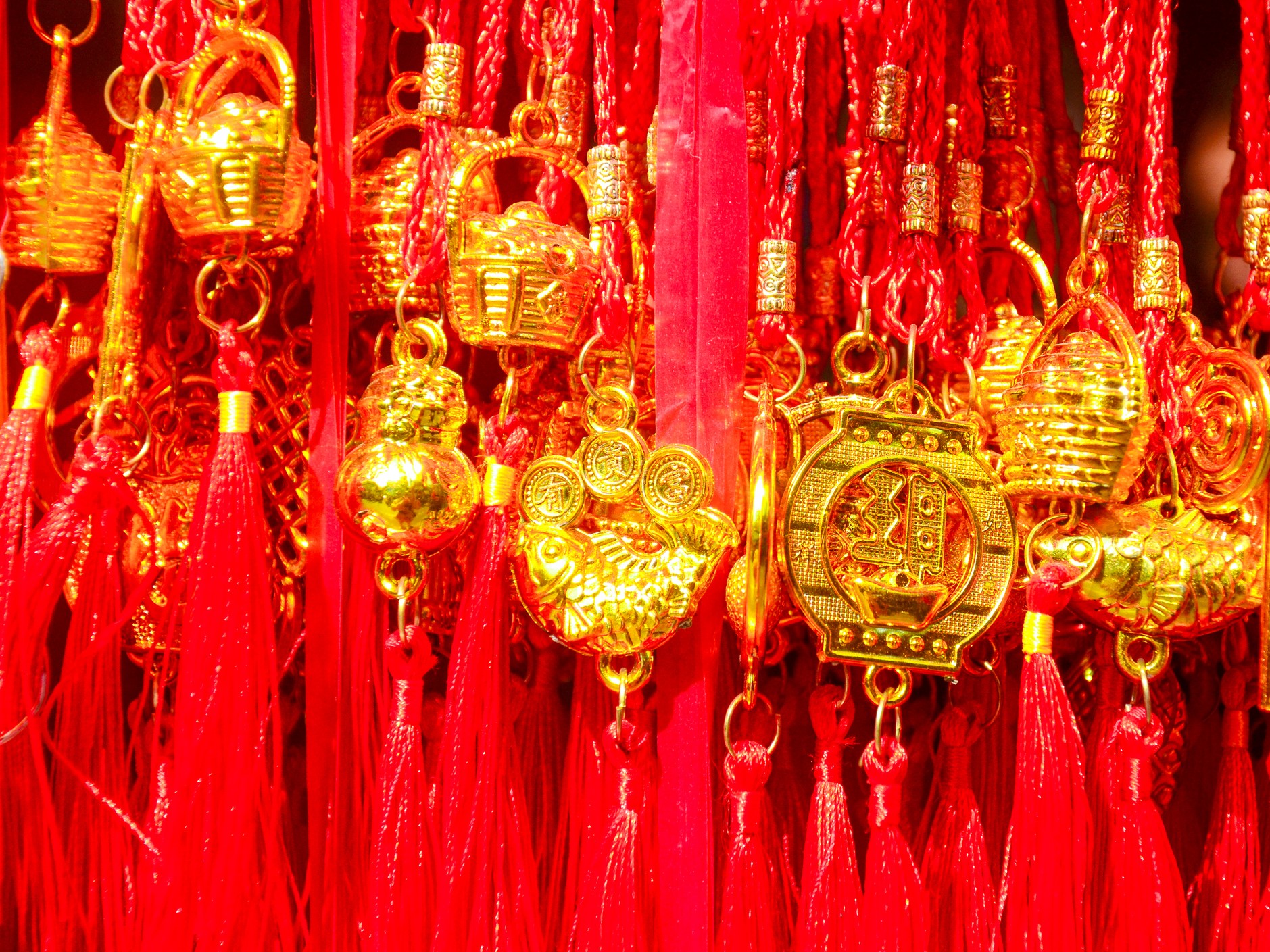 piros és arany kínai díszek