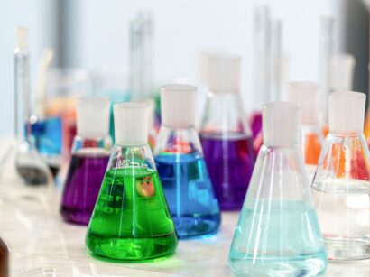 kémiai anyagokat tartalmazó laboratóriumi üvegek