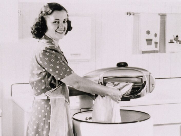 retro háziasszony mosógép fekete fehér szennyes