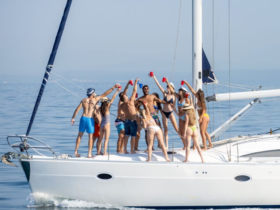 Egy koccintós buli a hajón (Fotó: Canva)