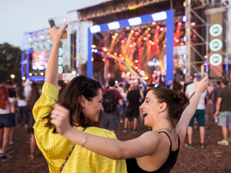 lányok koncerten buliznak (Fotó: Canva)