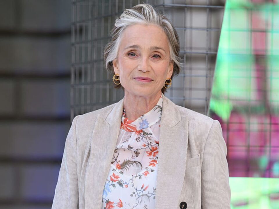 oszules-elegansan-sotet-haj-kristin-scott-thomas - Nők Lapja Kristin Scott Thomas színésznő