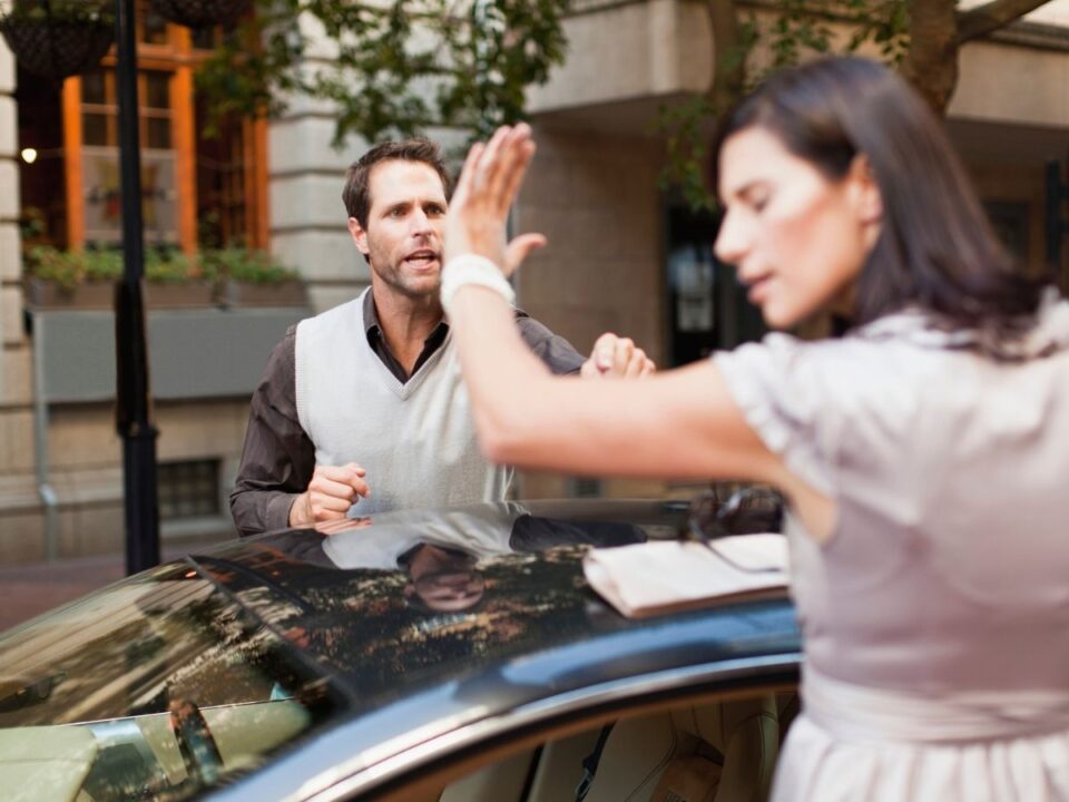 egy-dolog-tartja-ossze-parkapcsolatot - Nők Lapja pár vitatkozik egymással az autónál