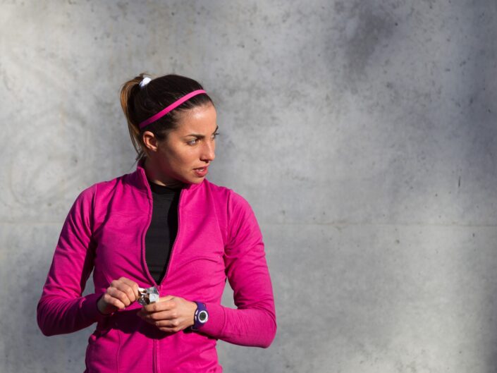 sportoló nő fehérjeszelettel