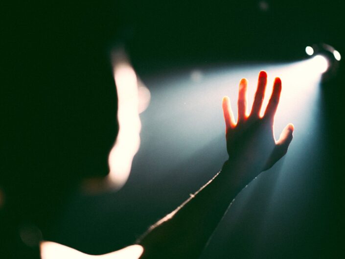 ember beszűrődő fénybe néz