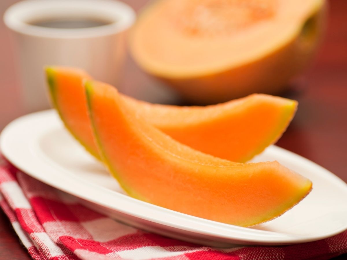 sárgadinnye szeletek tányéron