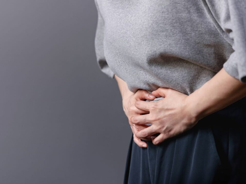 nő hasára teszi a kezét mert fáj