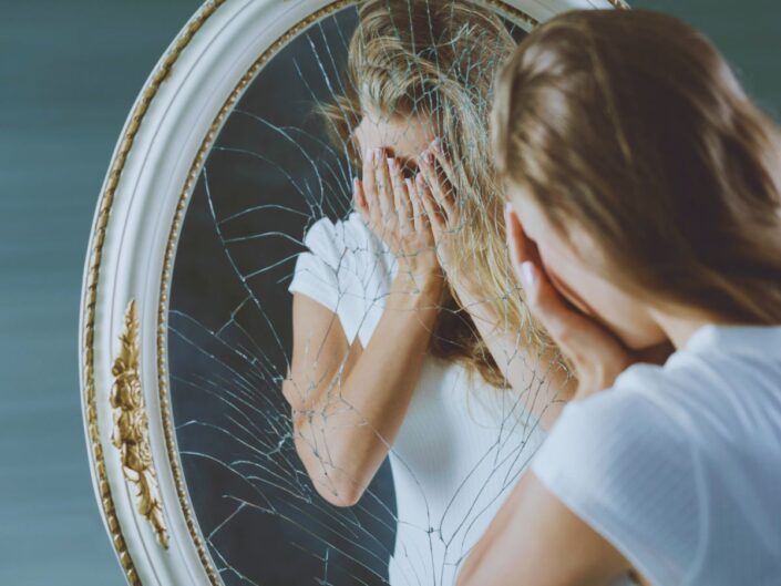 nő tükör szomorú