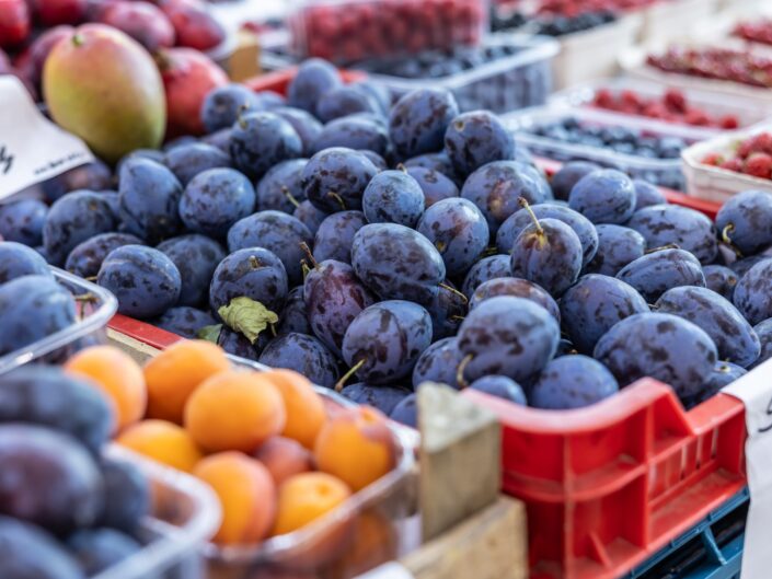 szilva egy rekeszben a piacon