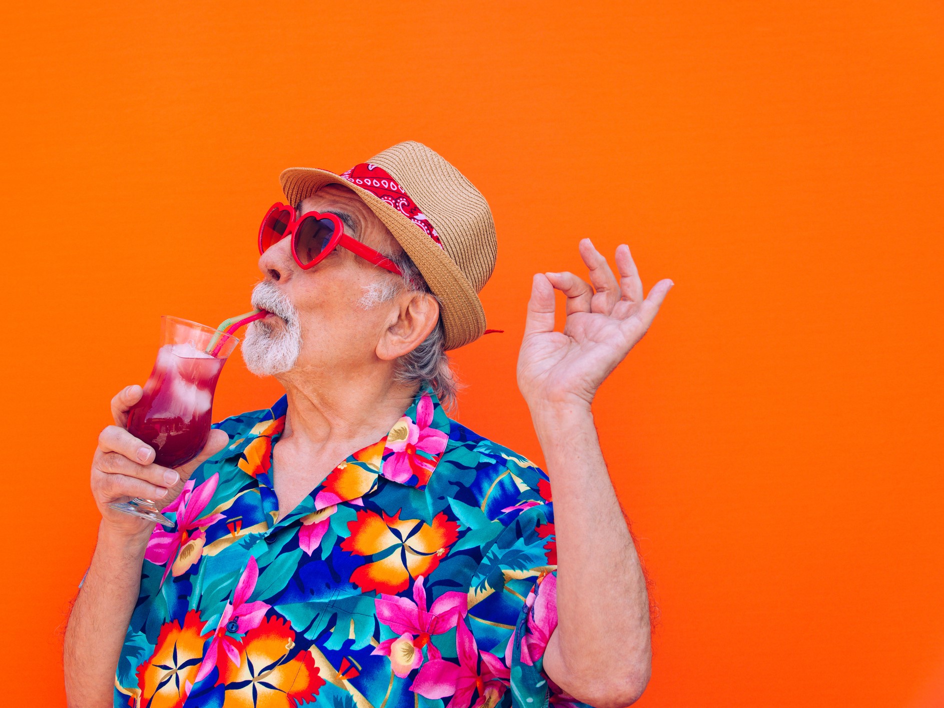 idős turista vidám ruhában