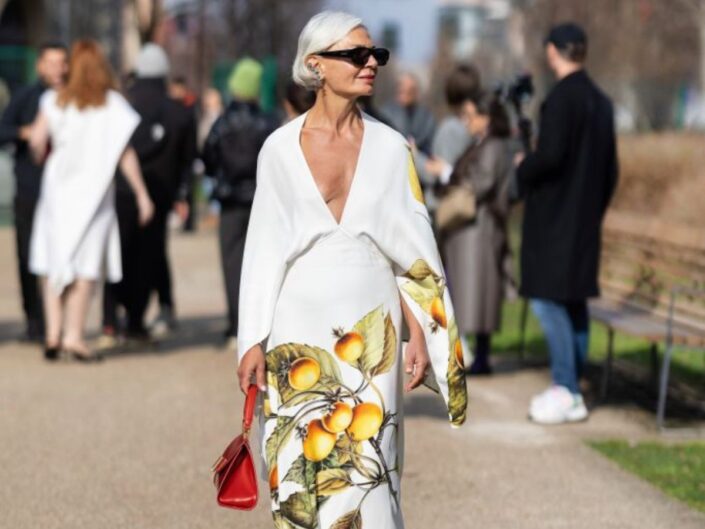 nő citrom mintás ruhában