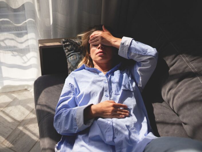 nő fájó fejjel fekszik